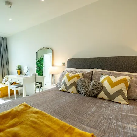 River & Castle At Ryedale House يورك